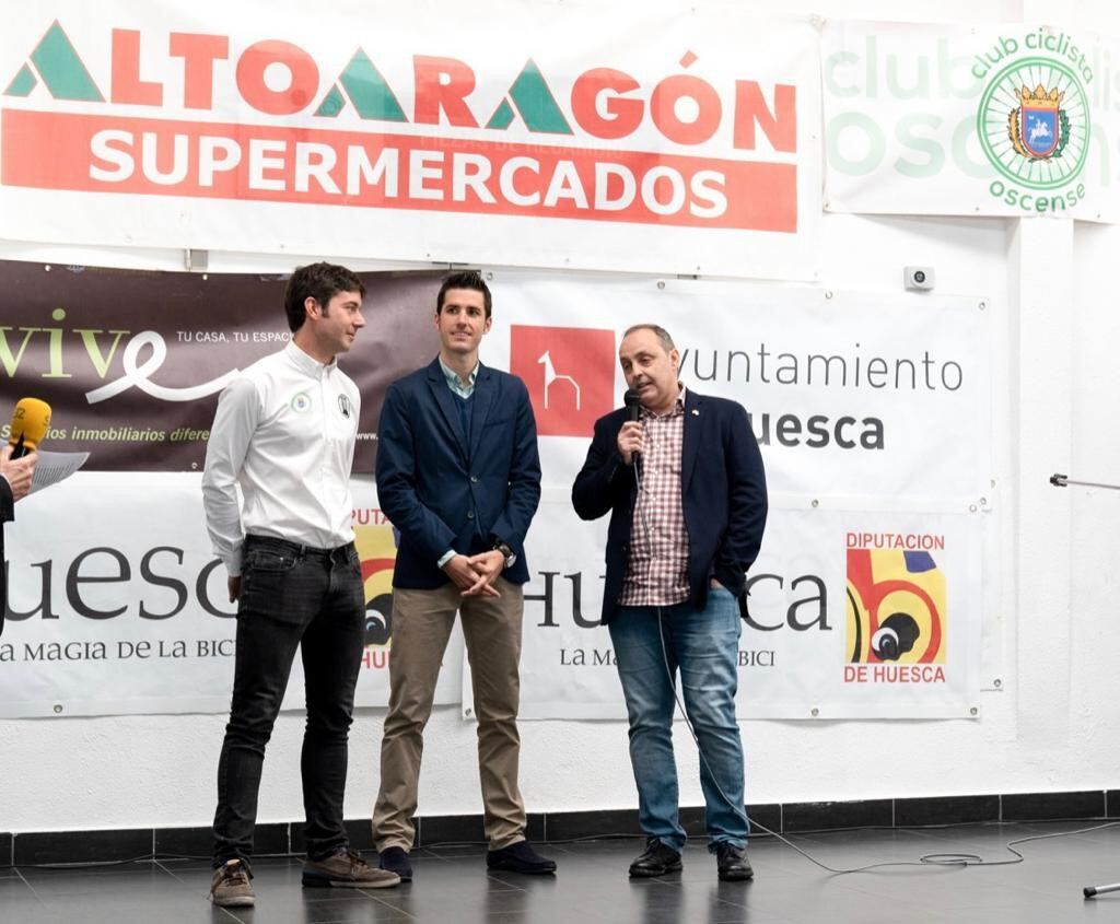 Miguel Bergua junto a Alberto Ara y el presidente de la Federación Aragonesa de Ciclismo Luis Marquina
