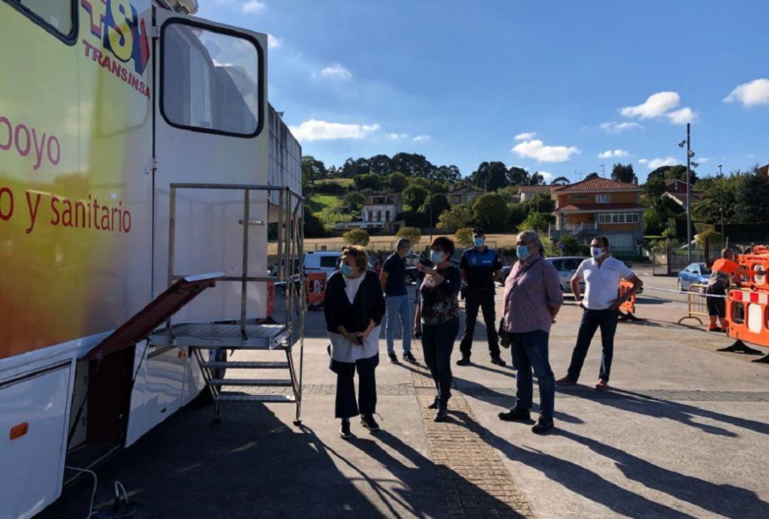 La alcaldesa, Mariví Monteserín, visita junto a las autoridades sanitaria el auto COVID dispuesto para las pruebas.