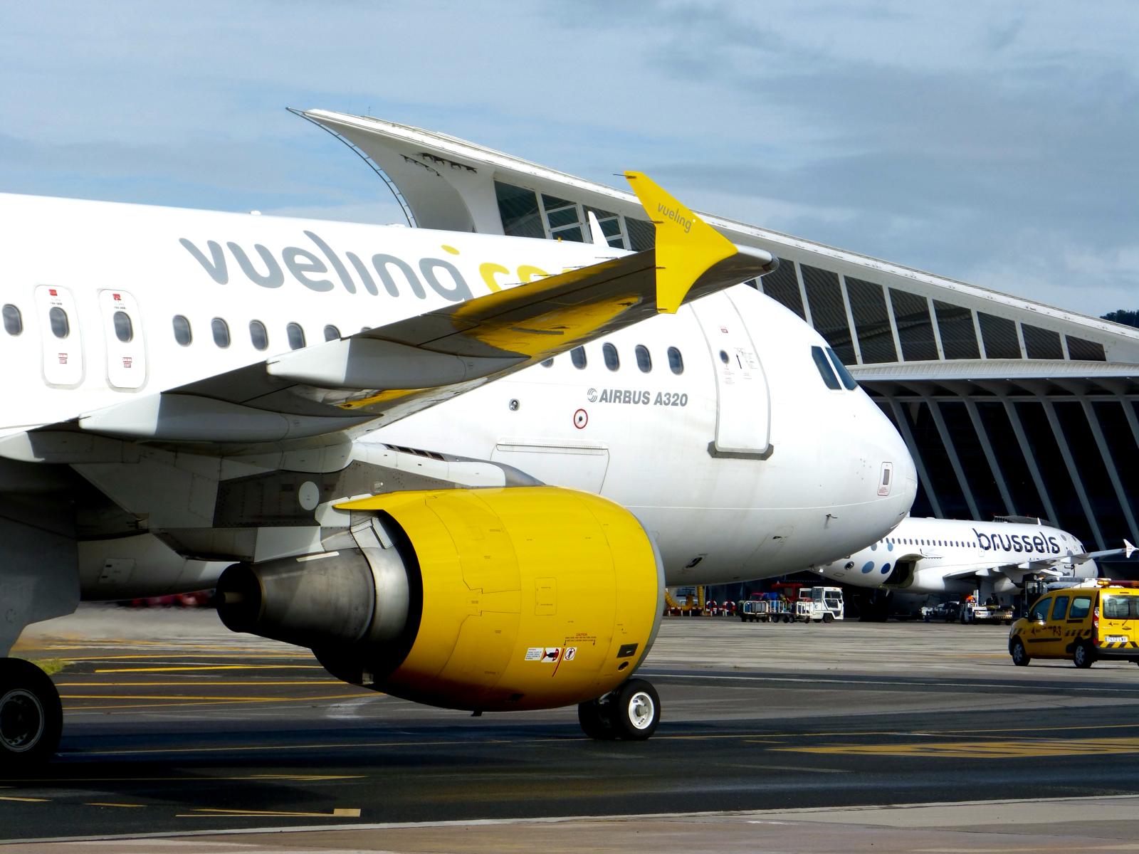 Un Vueling en rodaje hacia la terminal de Loiu.