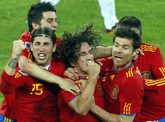 La Selección celebra el gol de Puyol que valió el paso a la final