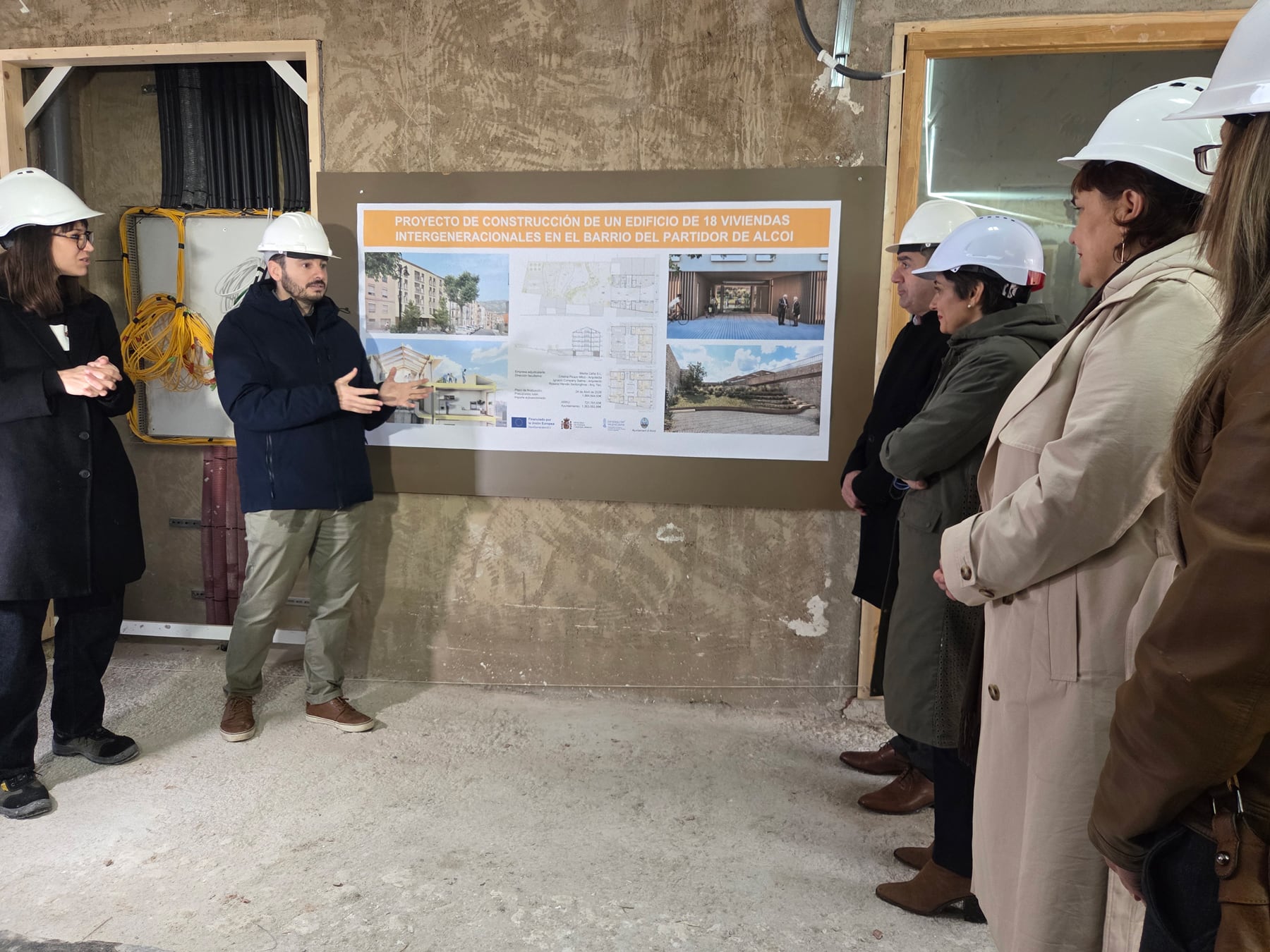 Un instante de la visita a las viviendas intergeneracionales del Partidor