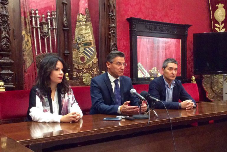 Rueda de prensa del grupo de Ciudadanos, con Luis Salvador, en el centro, junto a Lorena Rodríguez y Manuel Olivares
