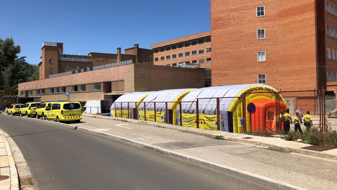 Área sanitaria móvil junto al Hospital Arnau de Vilanova de Lleida. 
 