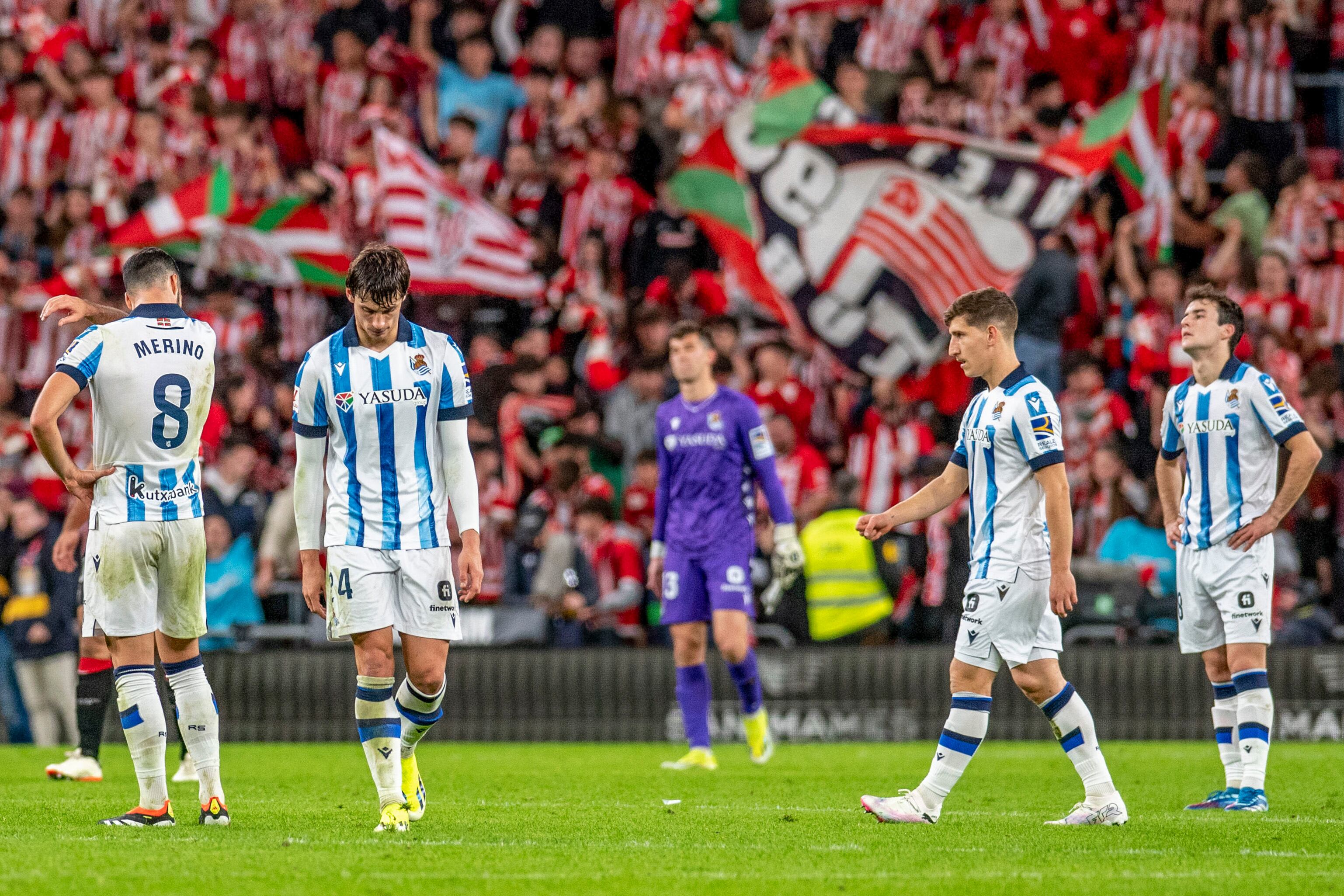 BILBAO, 13/01/2024.- Los jugadores de la Real Sociedad al término del partido de la vigésima jornada de LaLiga que Athletic Club de Bilbao y Real Sociedad han disputado este sábado en el estadio de San Mamés. EFE/Javier Zorrilla
