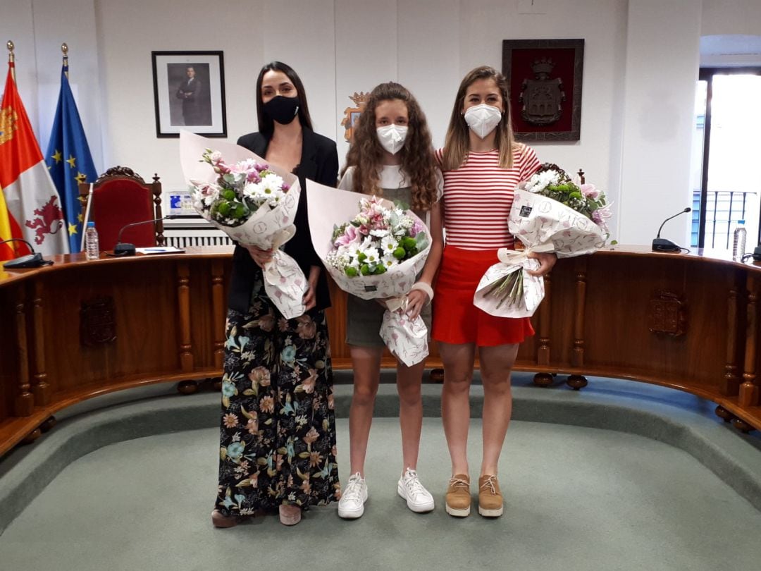 La atleta Celia Antón (i) y la cilcistas Sara Martín (d) y María Cabañas.