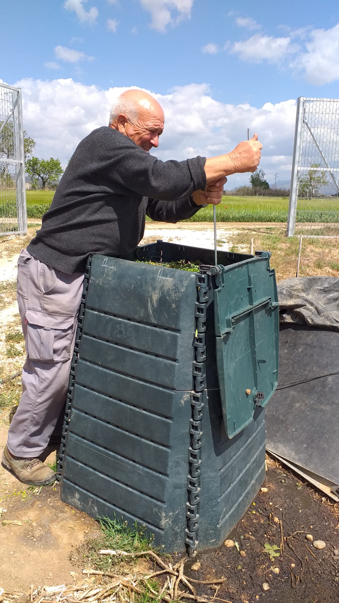 Vecino de Somontano haciendo compostaje