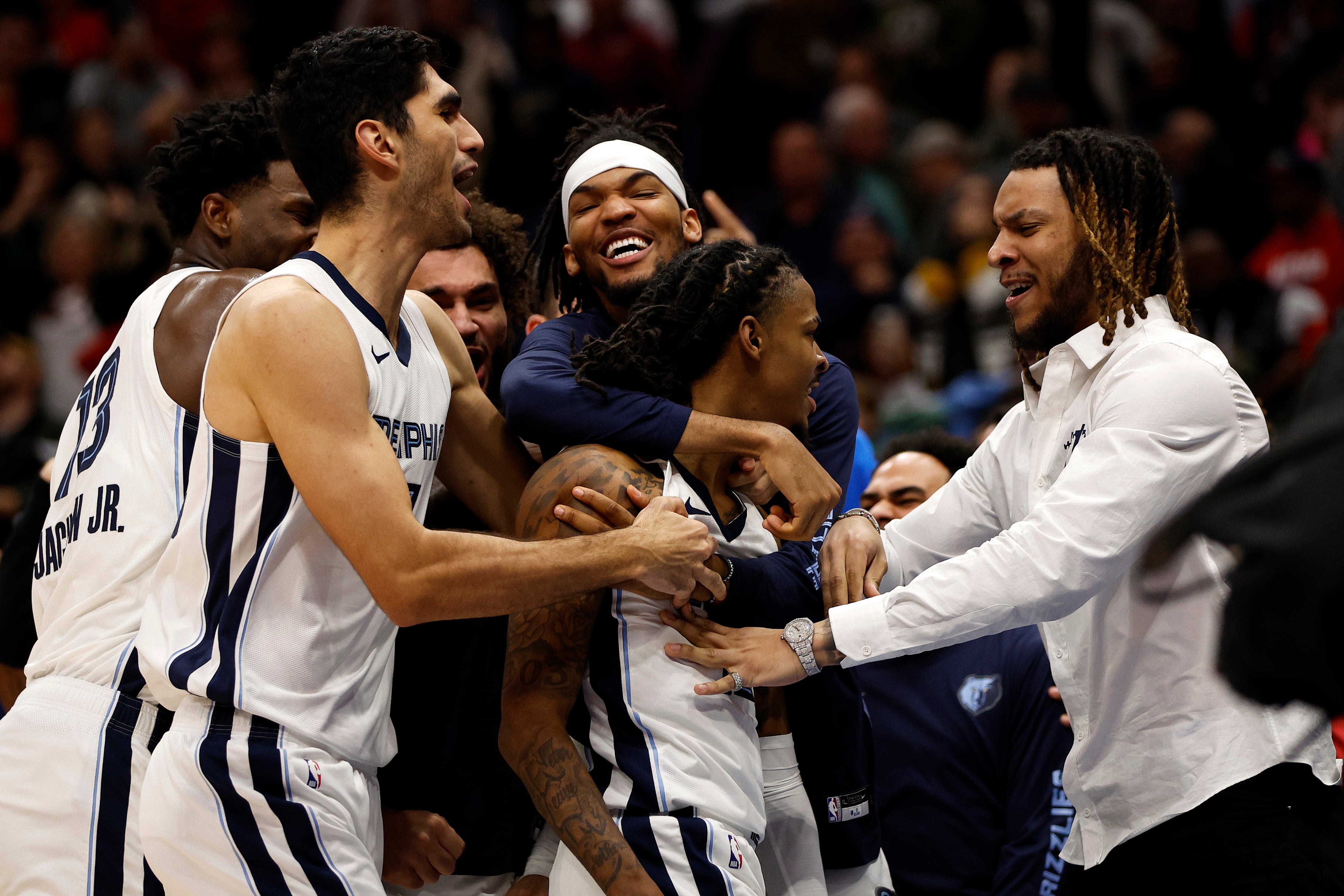 Ja Morant celebra con sus compañeros la canasta de la victoria de los Memphis Grizzlies