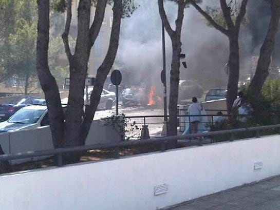 Un usuario de Cadena Ser tomó una fotografía al momento de la explosión de una bomba que estaba adosada a los bajos de un Nissan Patrol. El puerto de Palma ha sido cerrado.