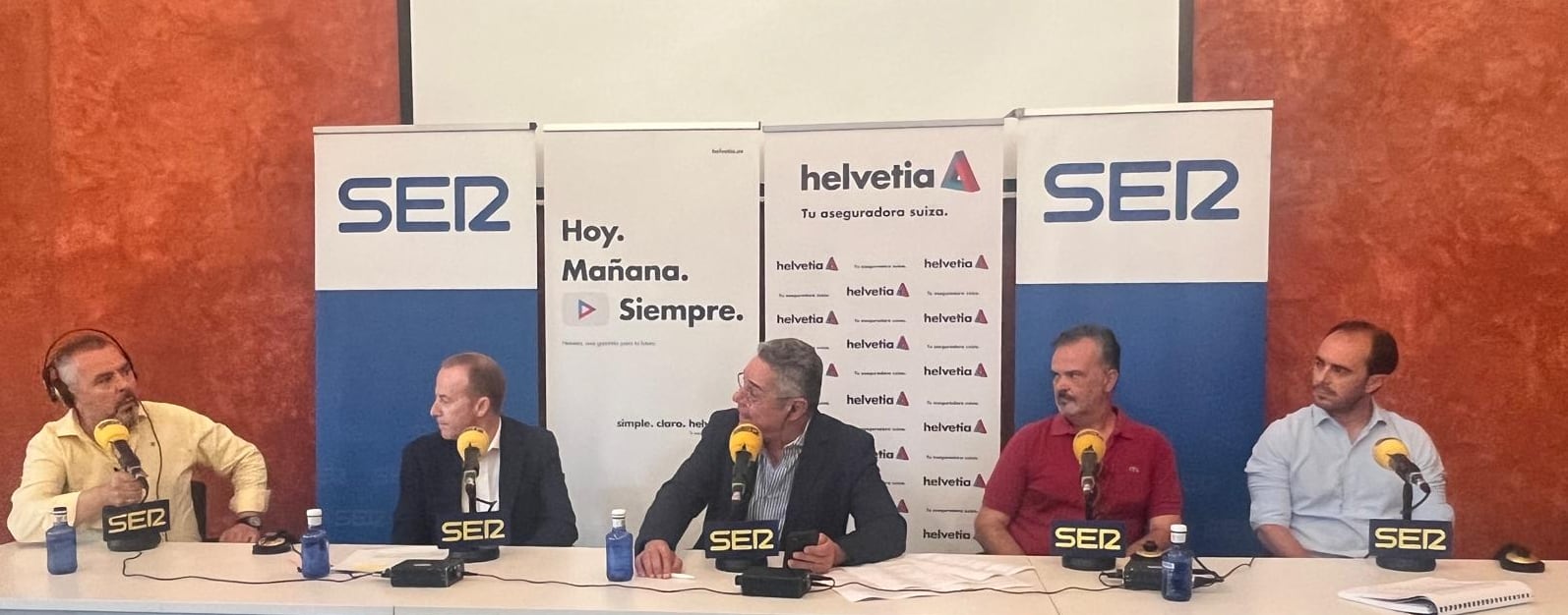 Invitados al programa Hoy por Hoy Sevilla realizado desde Helvetia con motivo de la Romería de El Rocío