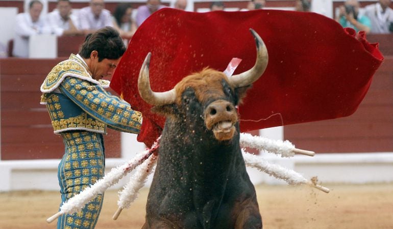 El diestro galo Sebastián Castella durante la lidia de su segundo toro en la feria de Begoña, Gijón