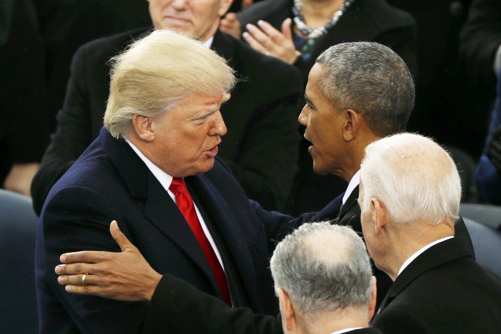 El presidente Trump saludando al presidente Obama tras jurar el cargo