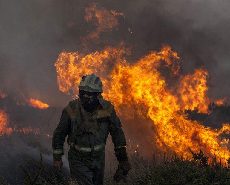 Un brigadista en el incendio de Nogueira de Ramuín