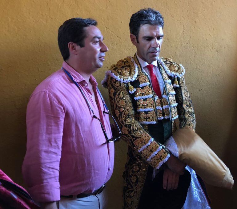 El empresario José María Garzón y el diestro de Galapagar, José Tomás, minutos antes de iniciar el paseillo en Las Palomas.