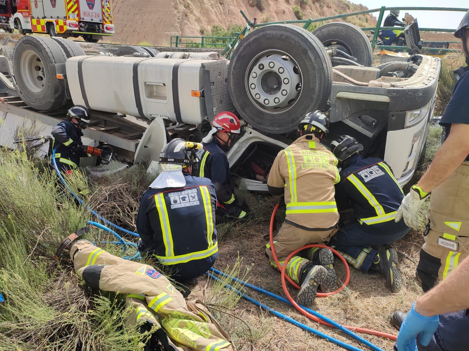 Servicios de emergencia no han podido salvar la vida al conductor de un camión accidentado en la carretera RM-C9, en Lorca