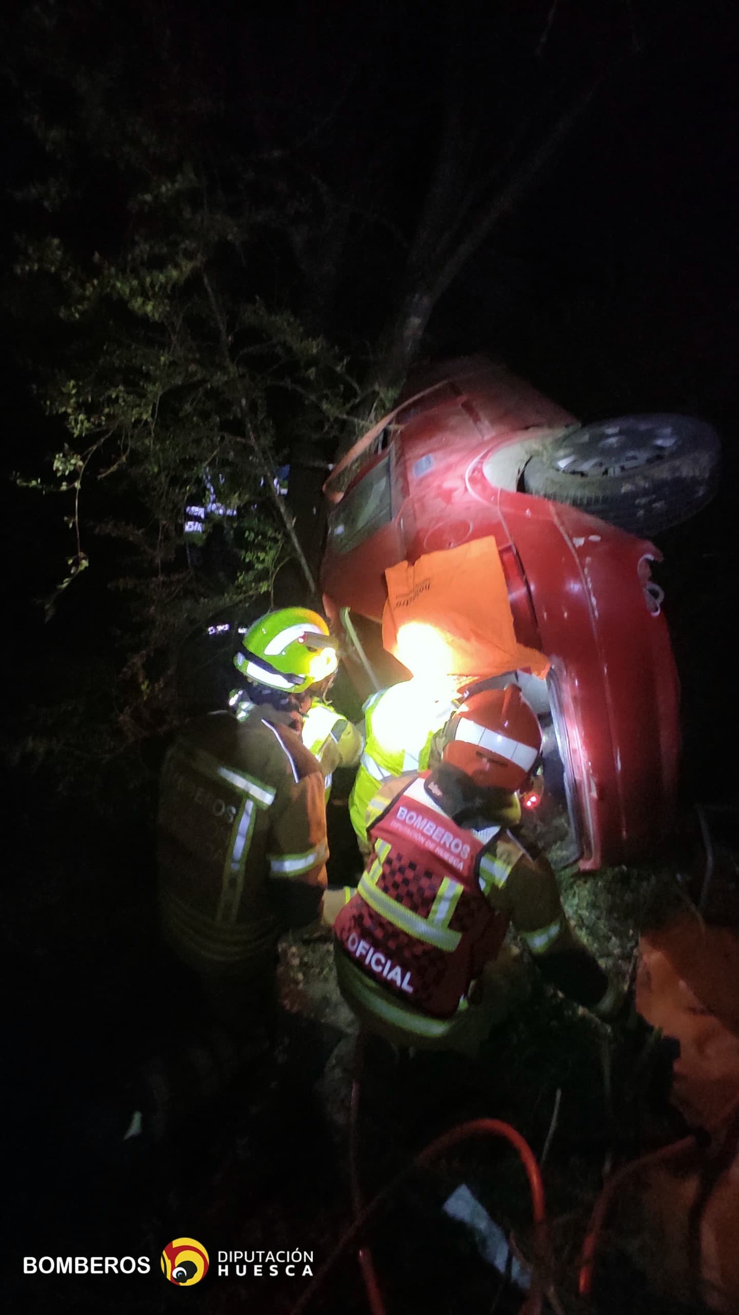 Los bomberos excarcelando el cuerpo del fallecido