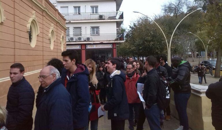 Largas colas este miércoles a las puertas de la Casa de Las Sirenas para participar en el casting de &#039;La Peste&#039;