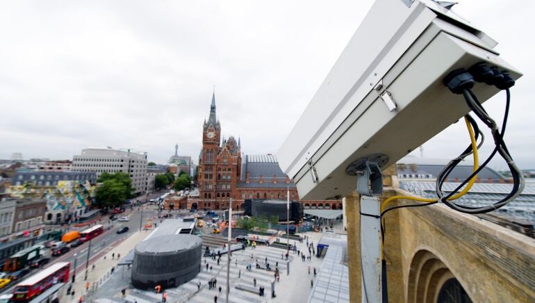 Una cámara de vigilancia de circuito cerrado de televisión graba hacia la plaza King Cross de Londres.