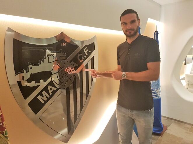 David Lombán señalando el escudo del Málaga a su llegada