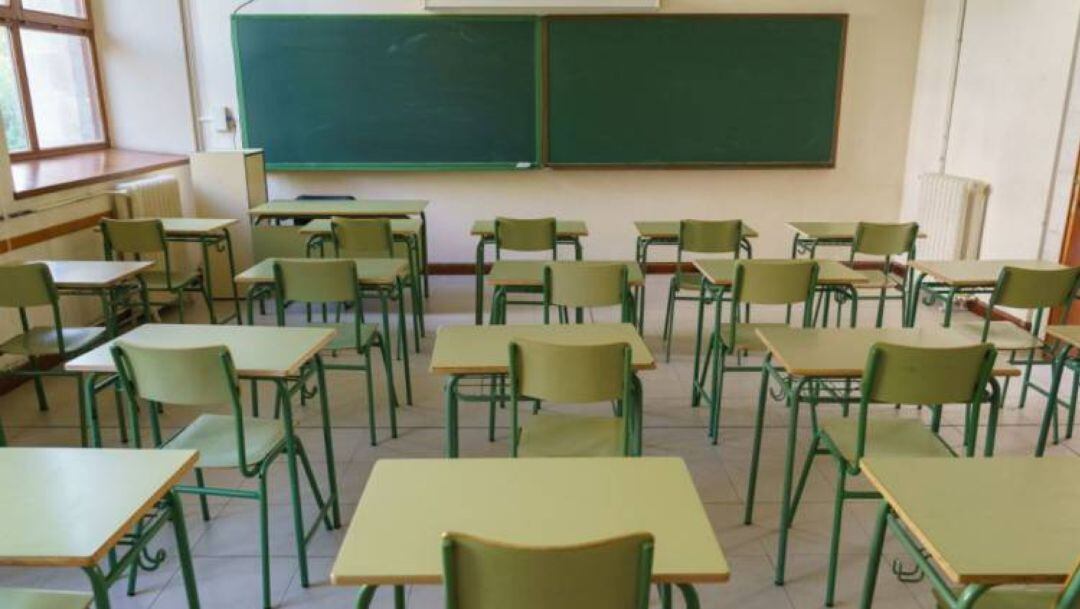 Sillas y pupitres en un aula