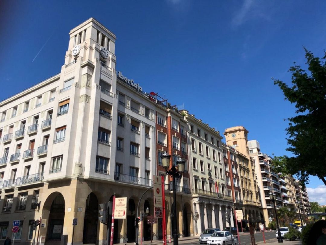 Edificio de Ibercaja ubicado en El Espolón de Logroño en el que está instalado el reloj y la sirena.