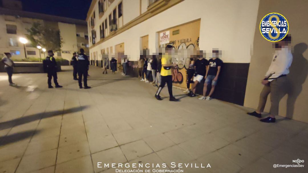 Jóvenes identificados por la Policia Local al estar consumiendo alcohol en la calle
