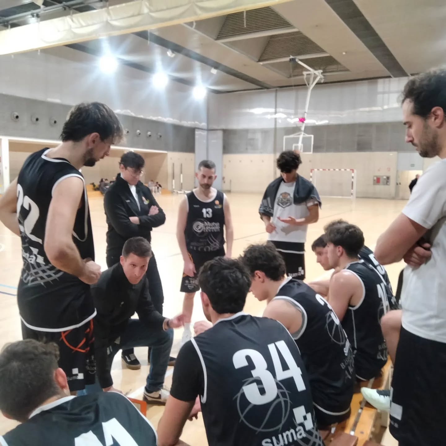 Pau dando instrucciones durante un tiempo muerto