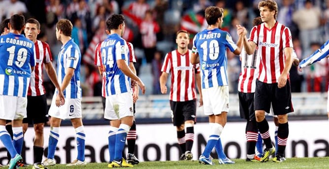 El delantero del Athletic Fernando Llorente saluda al centrocampista de la Real Sociedad Xabi Prieto tras el partido correspondiente a la sexta jornada de la Liga de Primera División en el que los donostiarras se han impuesto por 2-0