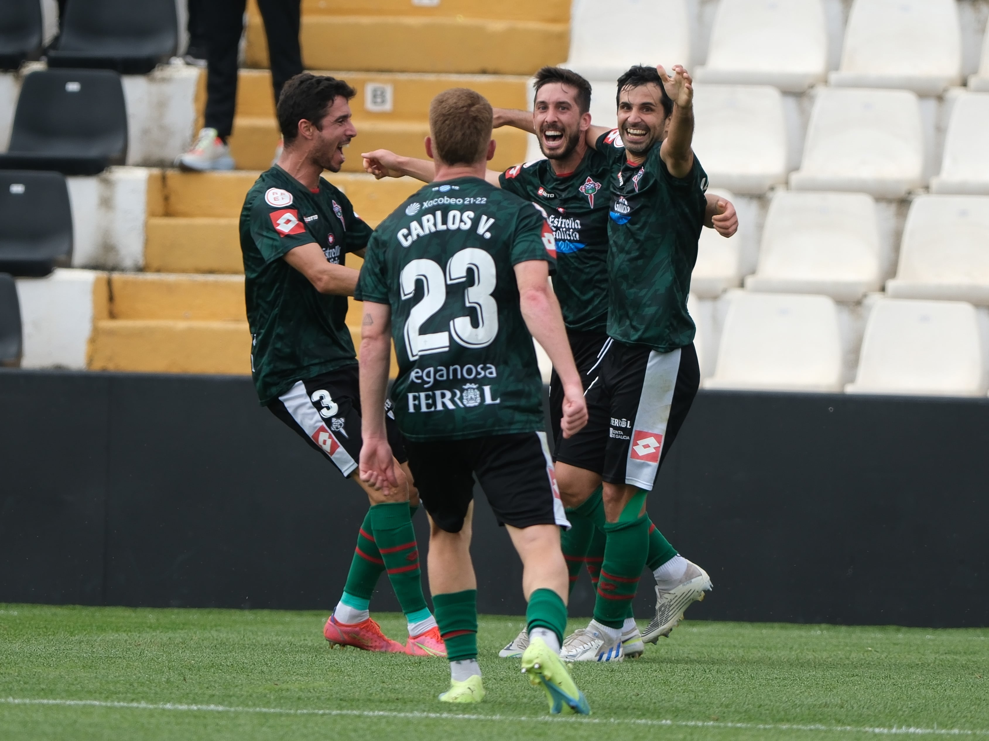 Los jugadores del Racing celebran uno de sus goles de este domingo en Ceuta