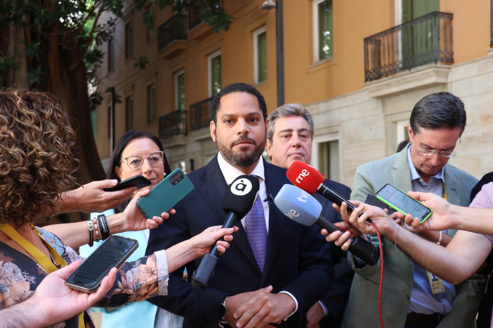 Ignacio Garriga de Vox, atiende a los medios en les Corts Valencianes