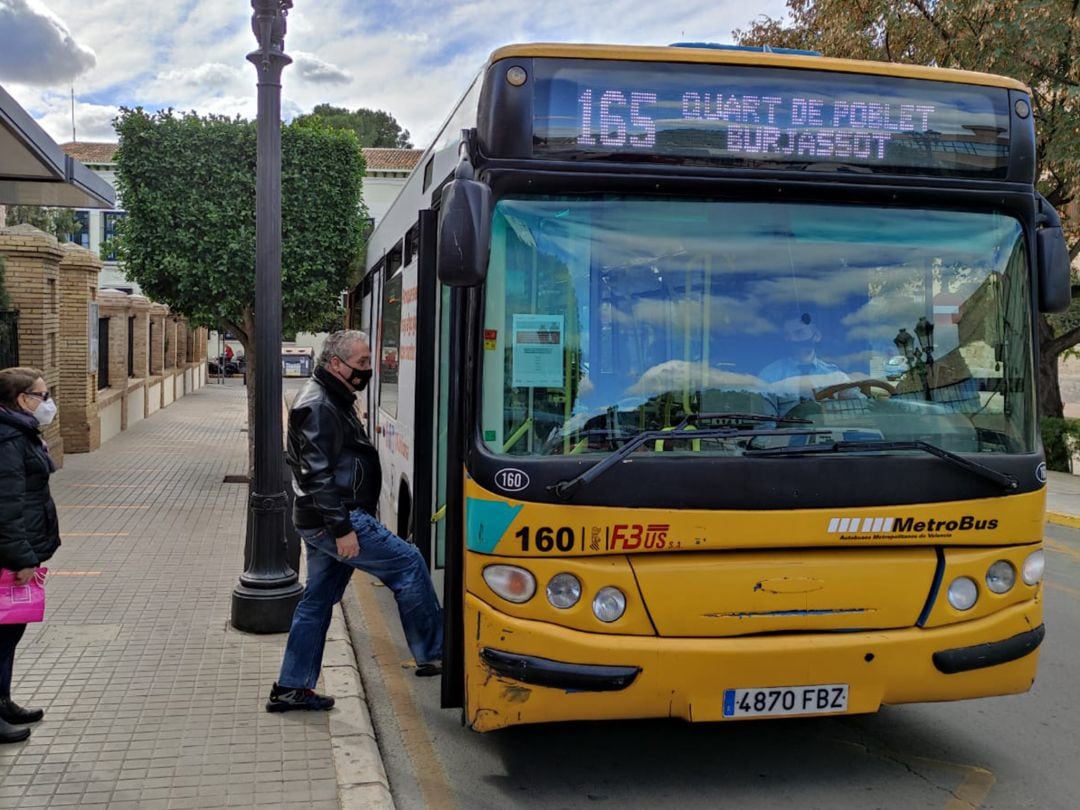 Autobús de una de las nuevas líneas que la Generalitat ha puesto en marcha hace pocas semanas en el área metropolitana de València. 