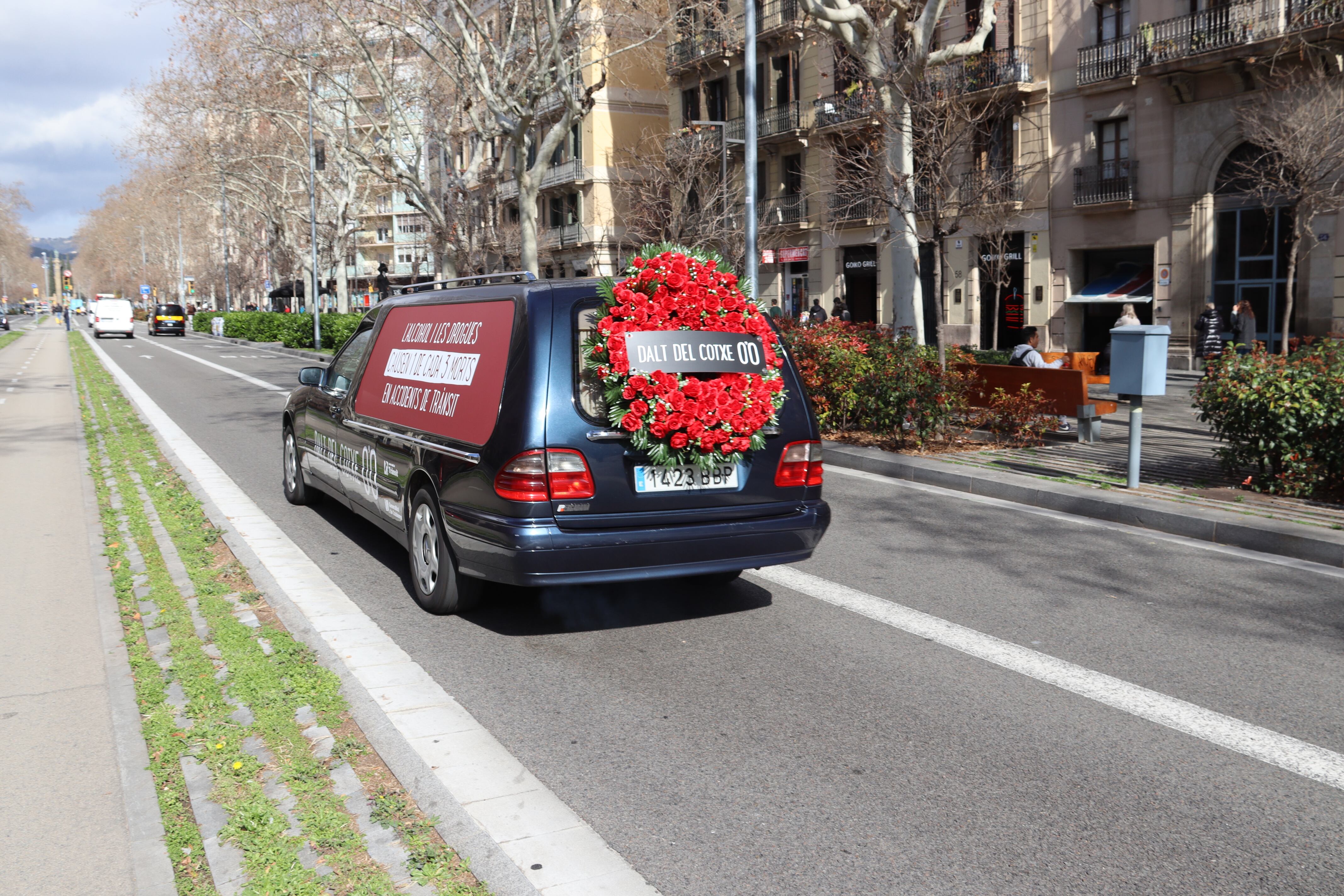 Cotxe fúnebre de la campanya del departament d&#039;Interior i el Servei Català de Trànsit per conscienciar sobre el risc de consumir alcohol i drogues i conduir.