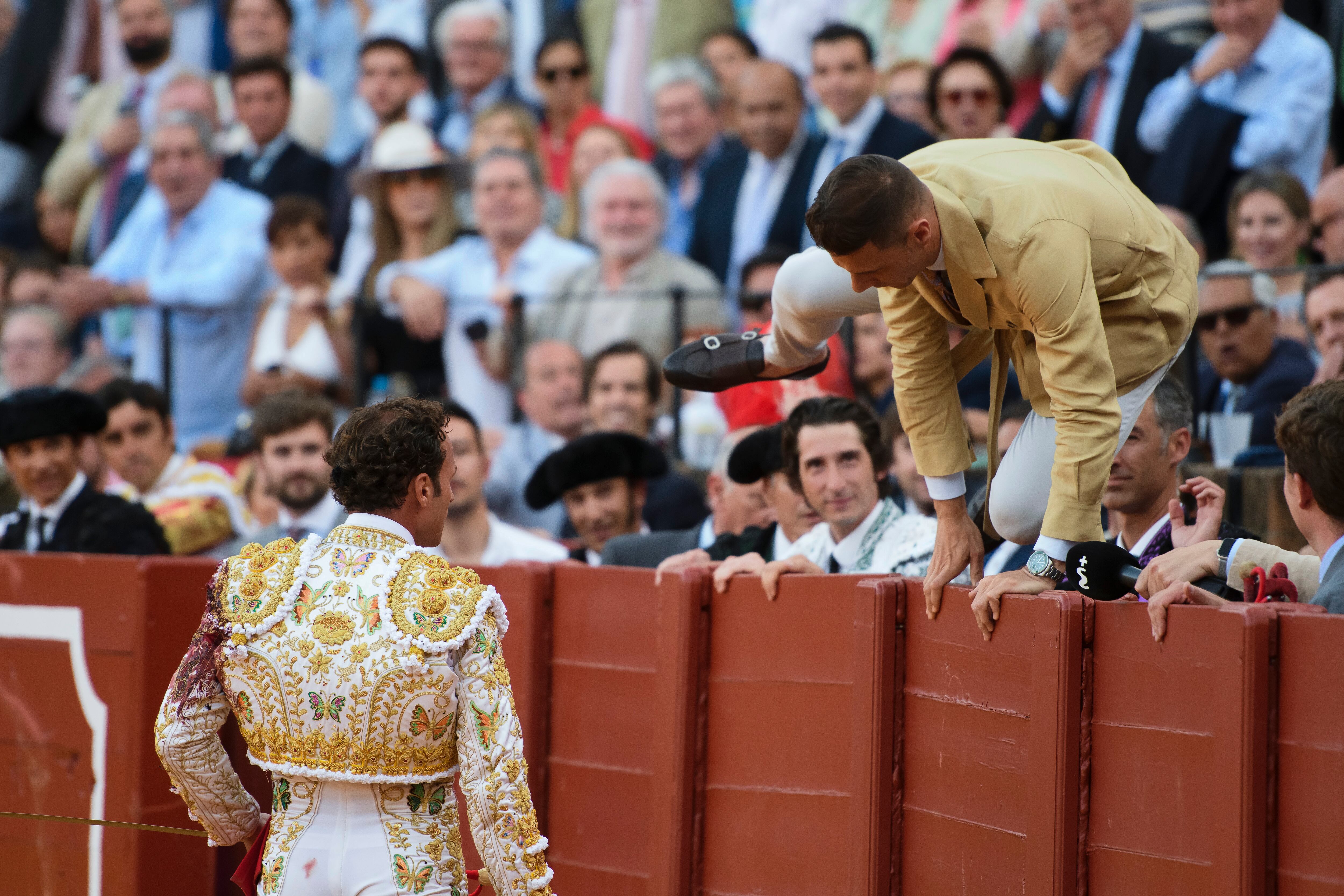 SEVILLA, 30/04/2022.- El diestro Antonio Ferrera ha brindado a su tercer toro de la tarde al futbolista Joaquín, en un mano a mano con Miguel Ángel Perera en la Plaza de La Maestranza de Sevilla, y al que ha cortado una oreja. EFE/ Raúl Caro.
