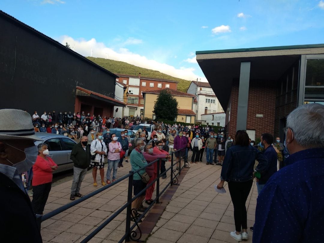 Concentración en defensa de una sanidad pública de calidad en el medio rural en Barruelo de Santullán (Palencia)