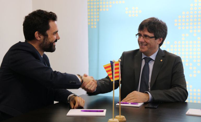 El president del Parlament Roger Torrent y Carles Puigdemont durante su reunión en Bruselas el pasado 24 de enero