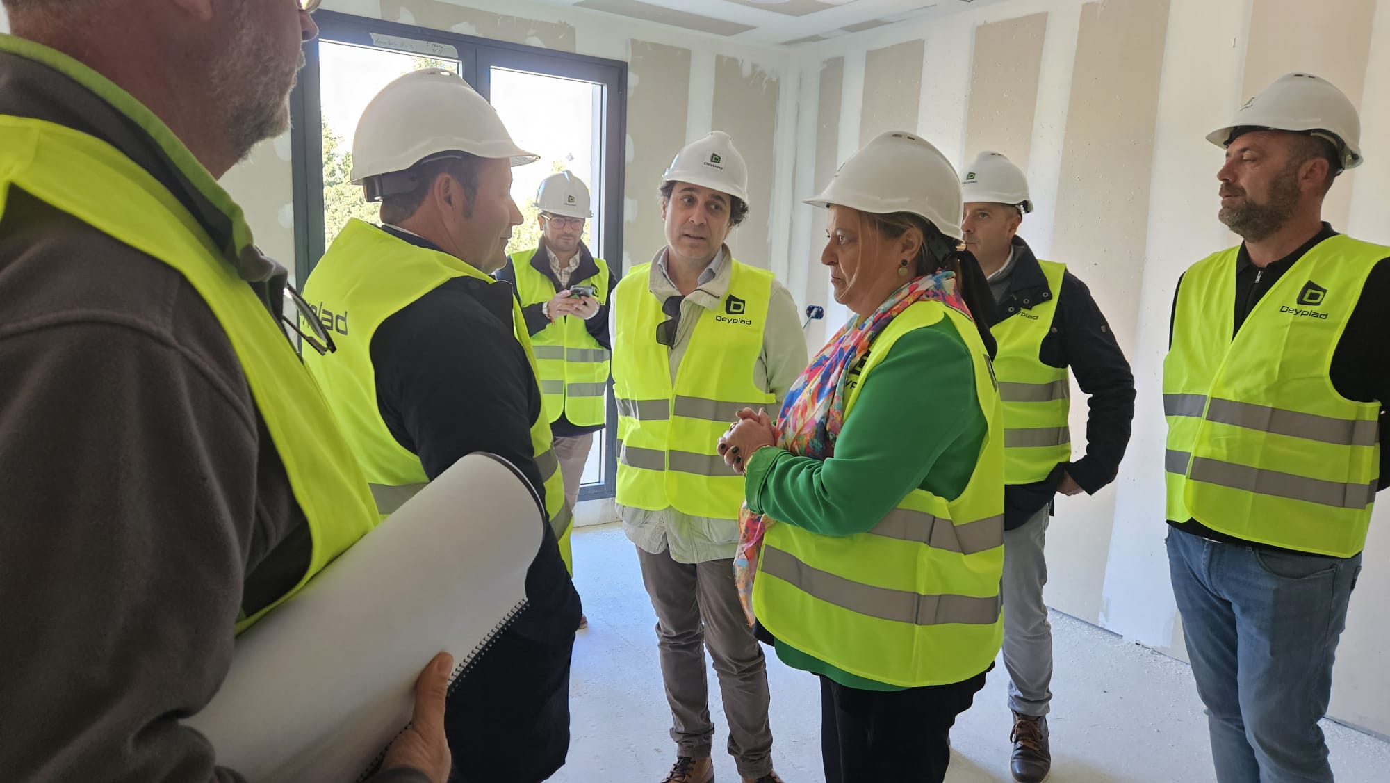 La delegada de Inclusión atiende las explicaciones de los técnicos