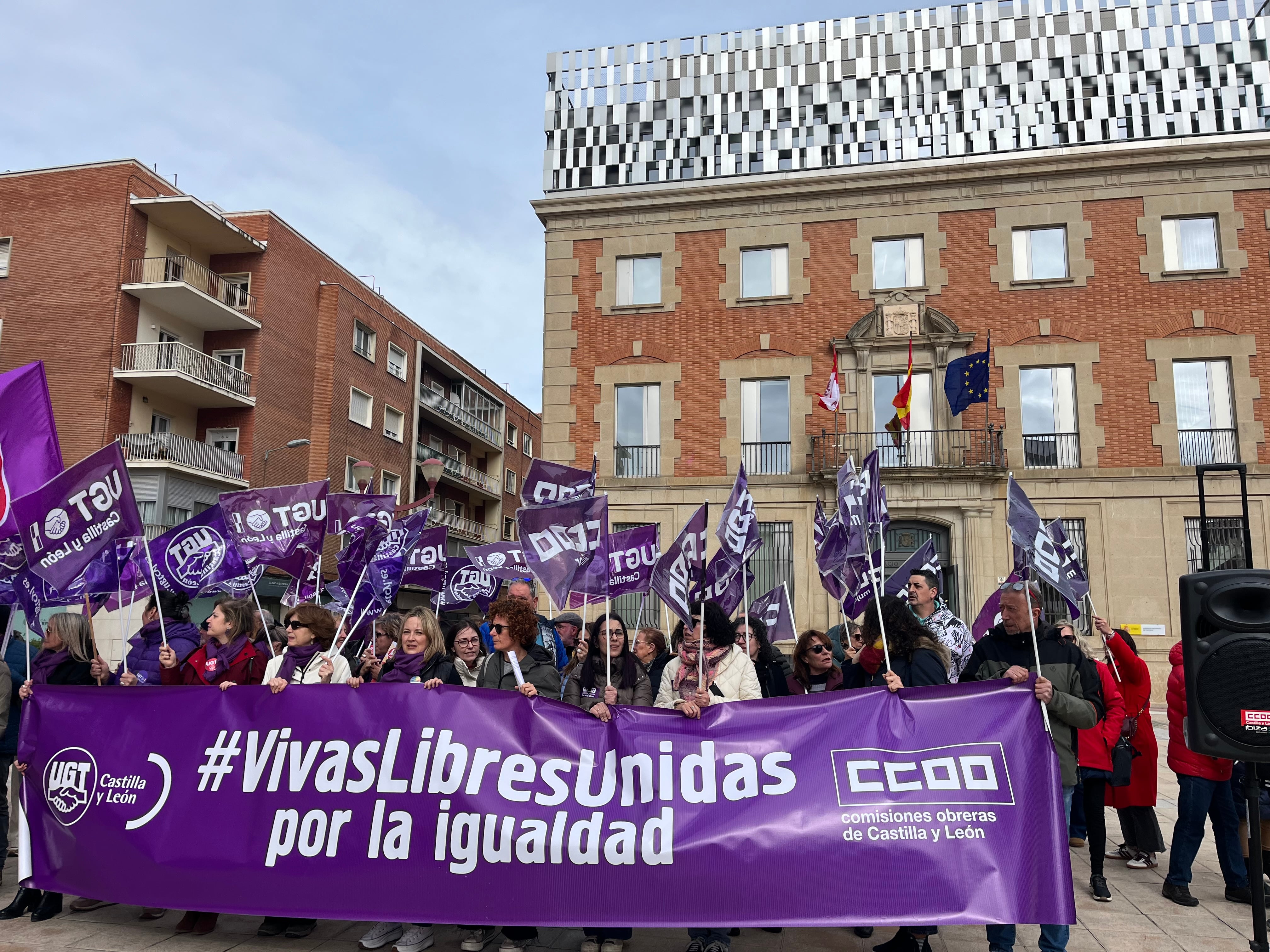 Concentración sindical en lla plaza de Los Juzgados de Palencia