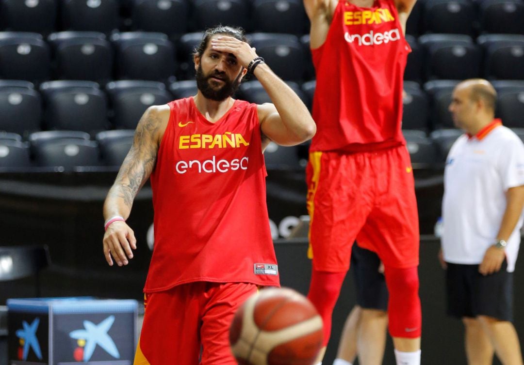 Los jugadores de la selección española de baloncesto Ricky Rubio (i) y Víctor Claver lanzan a canasta.