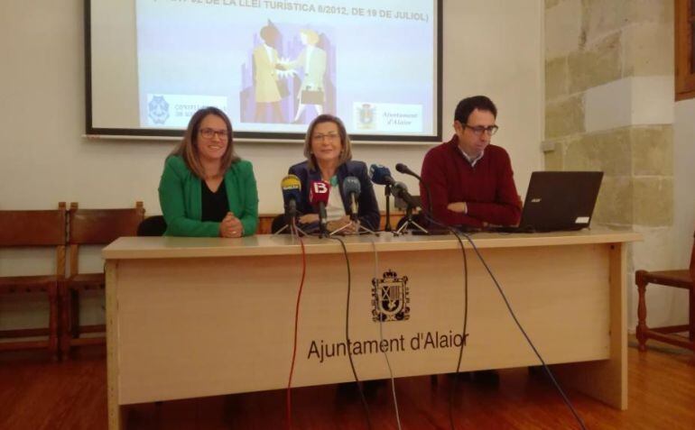 Susana Mora, Coia Sugrañes y Cristóbal Marqués presentaron las inversiones que se ejecutarán en las zonas turísticas de Alaior.