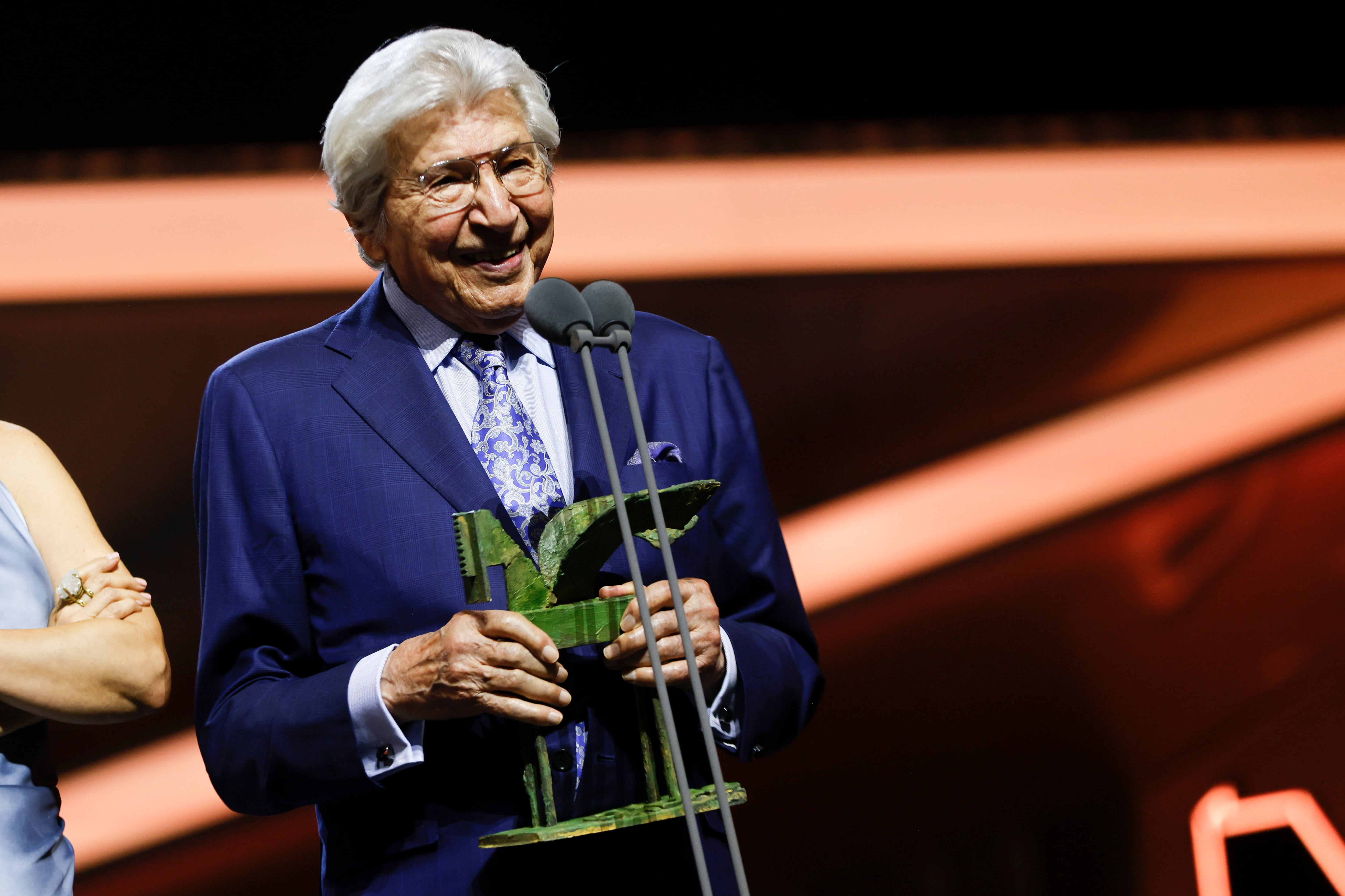 BARCELONA, 14/11/2024.- El cantautor, músico, y productor musical español Manuel Alejandro recoge el Premio Ondas Especial del Jurado durante la 71ª edición de la gala de los Premios Ondas 2024 que se celebra este jueves en el Gran Teatre del Liceu de Barcelona. EFE/ Quique García
