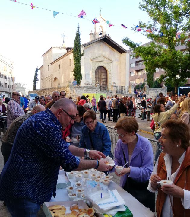 Los vecinos del Cristo tomaron el tradicional Arroz con Leche, ofrecido por la Cofradía del barrio