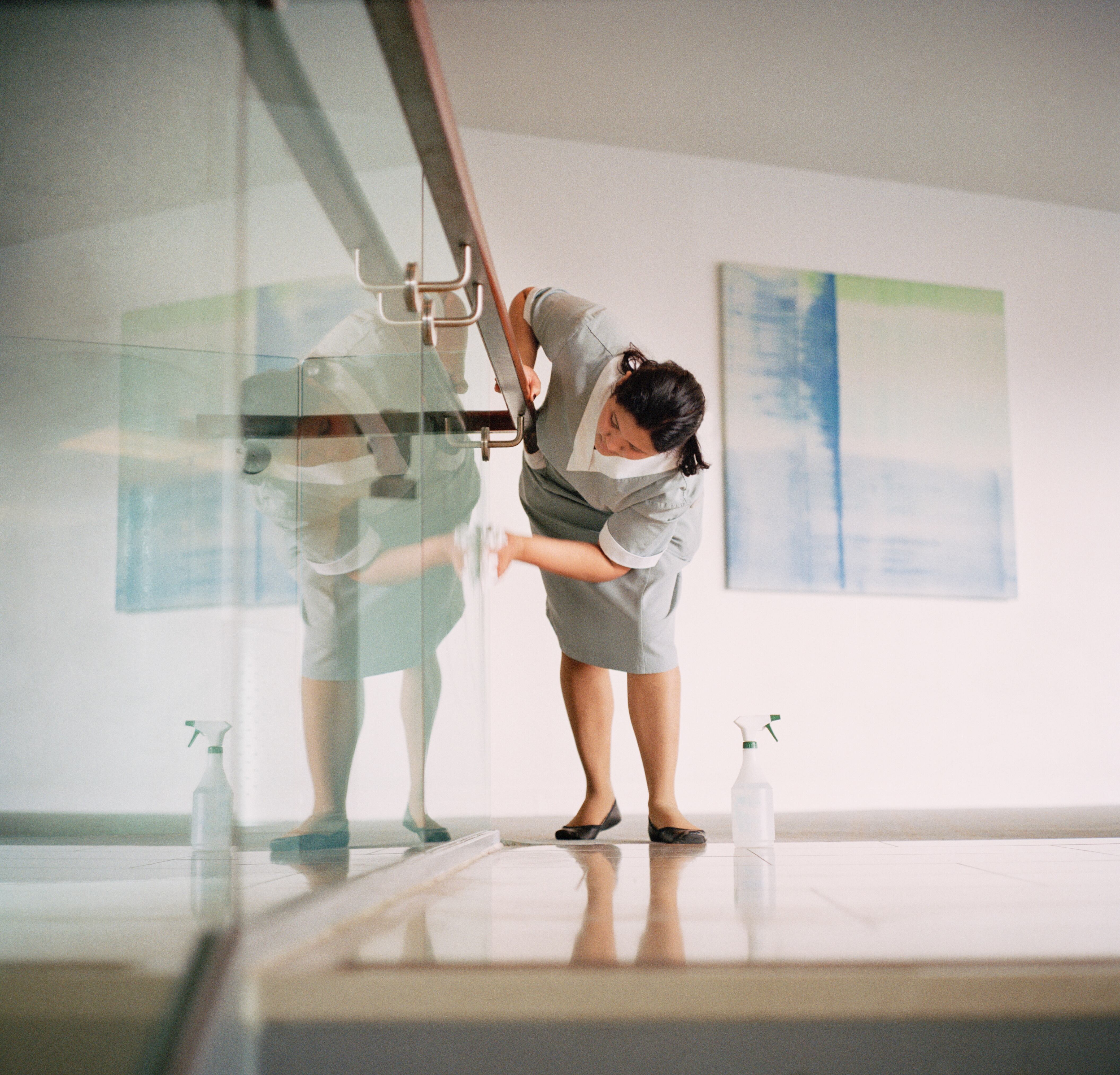 Camarera de piso trabajando en un hotel