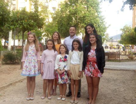 Las candidatas con el presidente de la Junta Local Fallera.