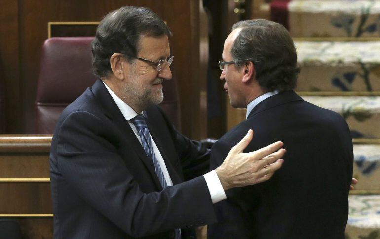 GRA189. MADRID, 27/11/2014.- El presidente del Gobierno, Mariano Rajoy, saluda al portavoz del PP en el Congreso, Alfonso Alonso (d), tras la intervención de éste en el pleno del Congreso de los Diputados en el que ha anunciado hoy un paquete de enmiendas