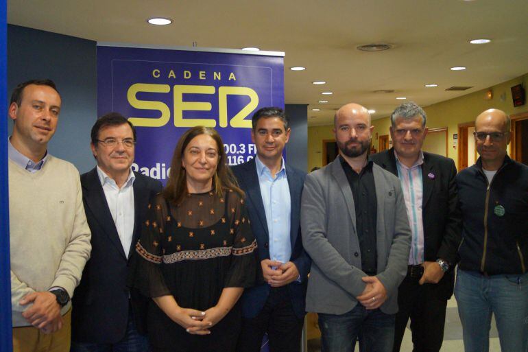 Los participantes del debate con la directora de Radio Albacete, Justina Gómez, y el moderador, Kiko Aznar