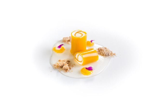 Rulo de queso, crema de mango, maracuyá y yougur.