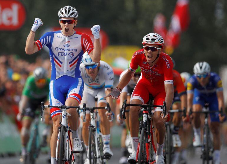 El ciclista francés Arnaud Demare , del equipo Groupama FDJ, celebra la victoria mientras cruza la línea de meta de la decimoctava etapa del Tour, una carrera de 171km entre las localidades de Trie-sur-Baise y Pau en Francia, hoy, 26 de julio de 2018. 