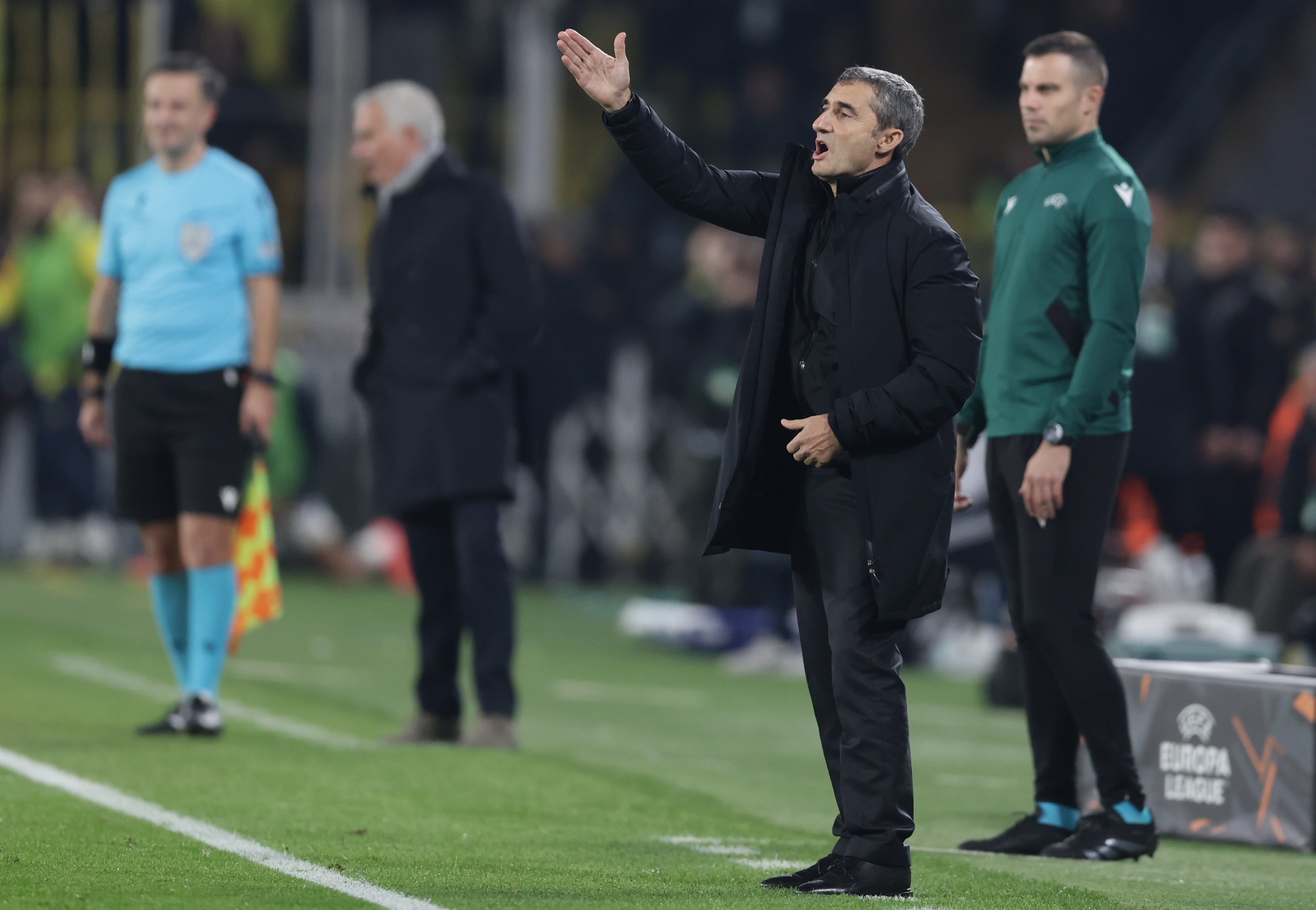 El entrenador del Athletic, Ernesto Valverde, en el área técnica del estadio del Fenerbahçe