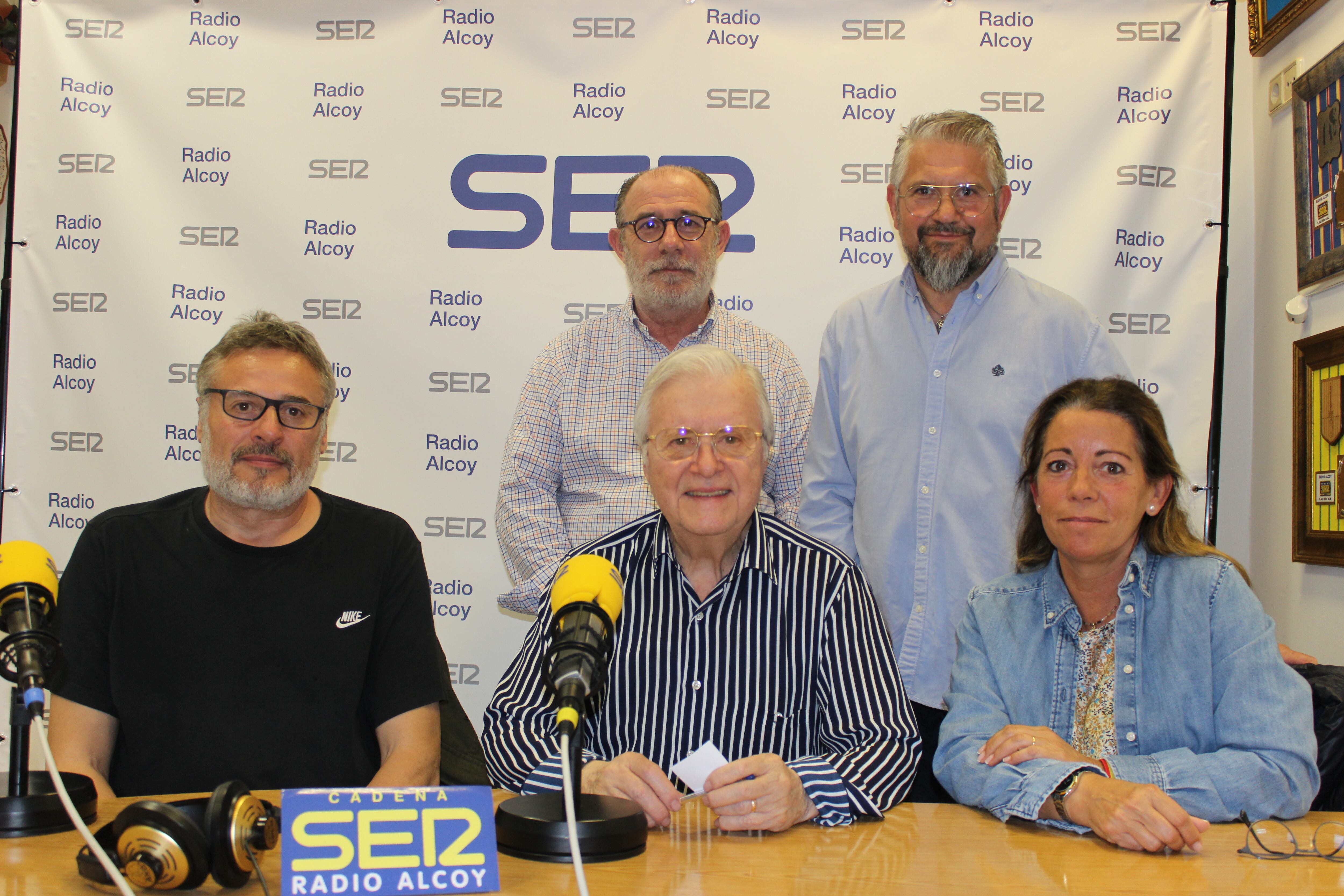 Alfonso Navarrete, Paco Aznar, Paloma Matarredona, Juan Carlos Gisbert i Francisco Martínez després del programa especial sobre la preparació de les imatges de Sant Jordi per a les processons.