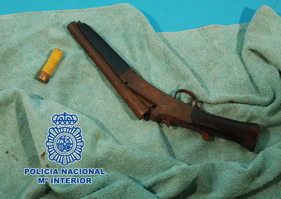 Arma intervenida por los agentes