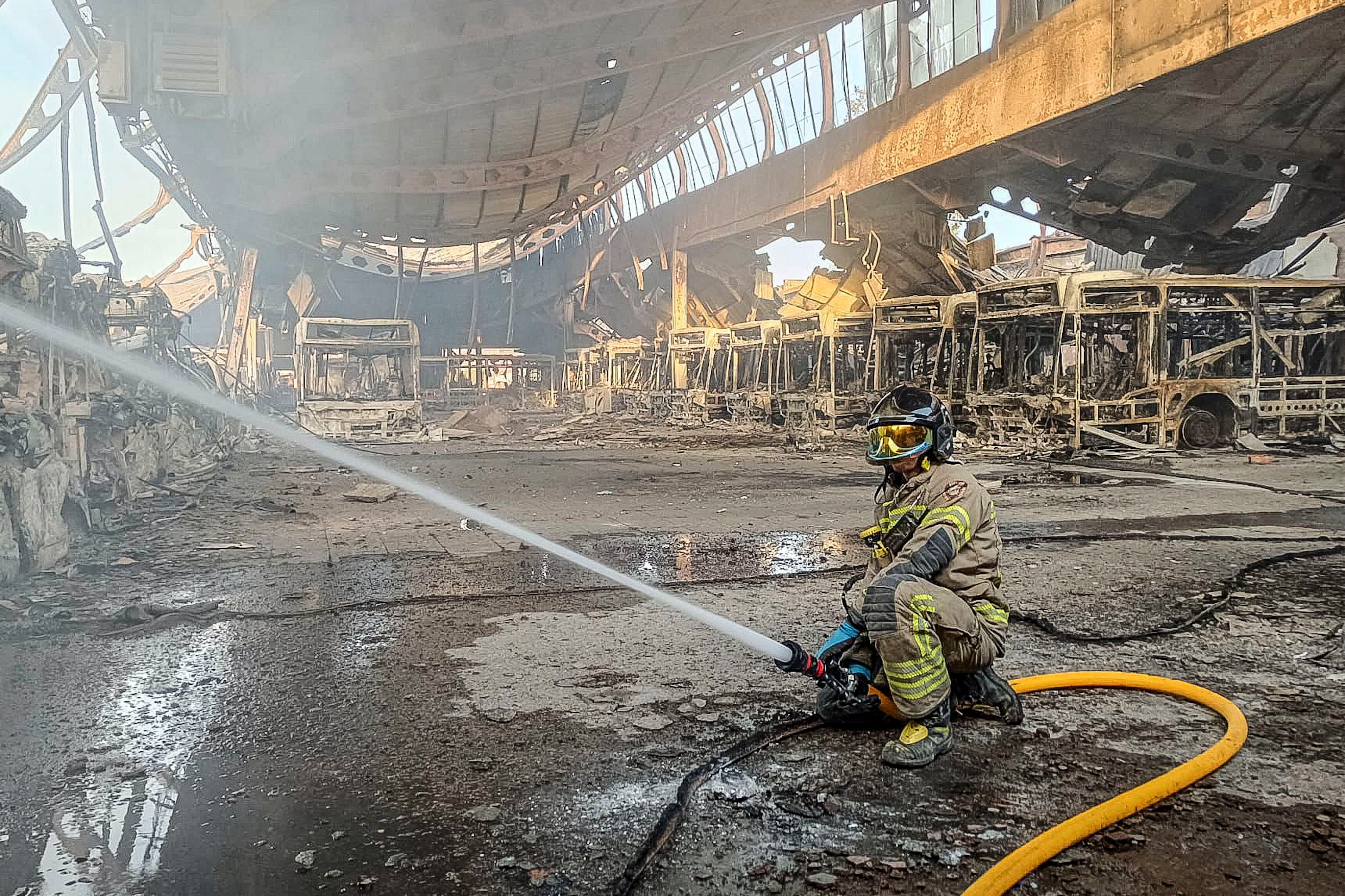 BURGOS, 21/04/2026.- Un grave incendio declarado a las 02:30 horas de esta madrugada ha devorado las cocheras del servicio municipal de autobuses urbanos de Burgos, ubicadas en la carretera Poza, con daños económicos muy cuantiosos pero sin causar daños personales, ha informado el Ayuntamiento.El incendio, cuyas causas se desconocen, ha afectado a gran parte de las dependencias, así como a la flota de autobuses urbanos, con 39 vehículos afectados, y solo se han salvado las oficinas del complejo. EFE/ Santi Otero